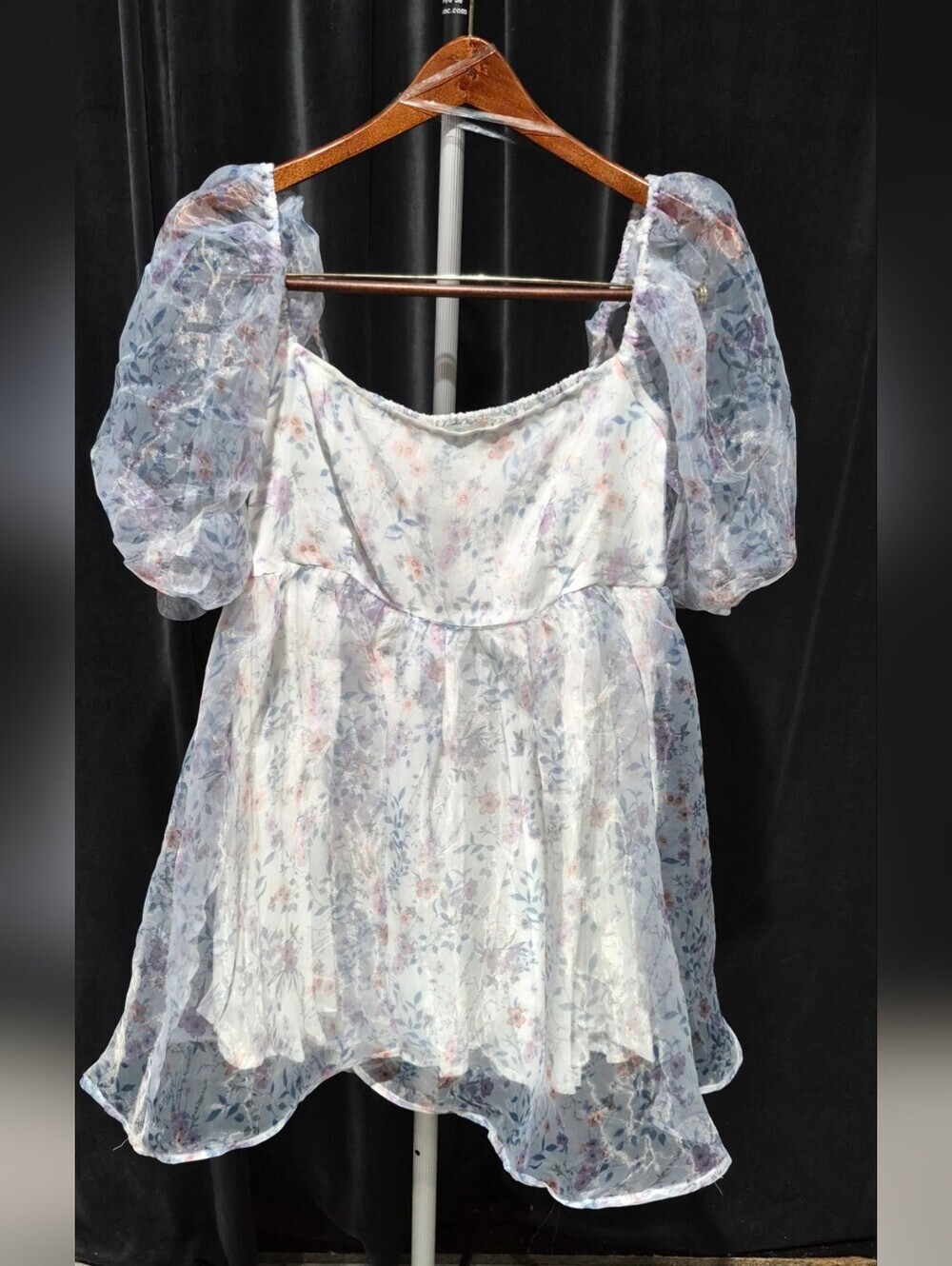 Francesca's Collections Lavender and White Floral Puff-Sleeve Blouse